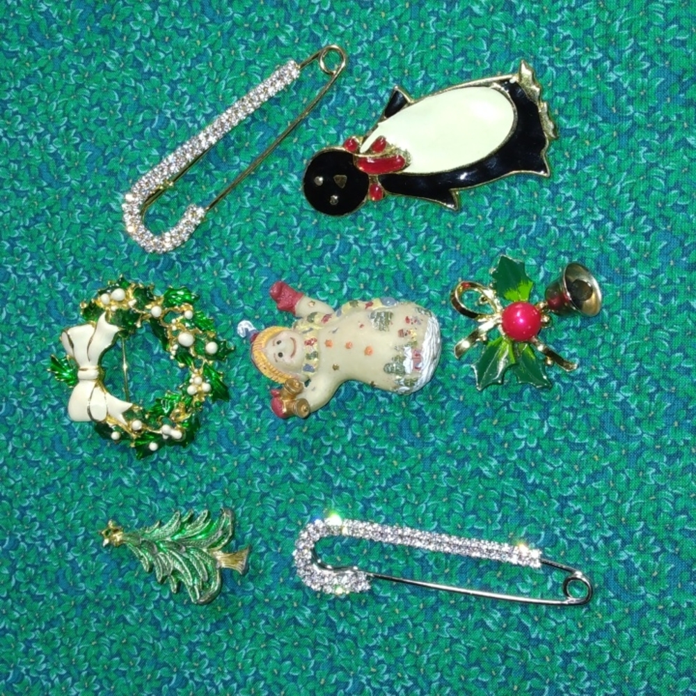 Christmas pins 7 very nice pins